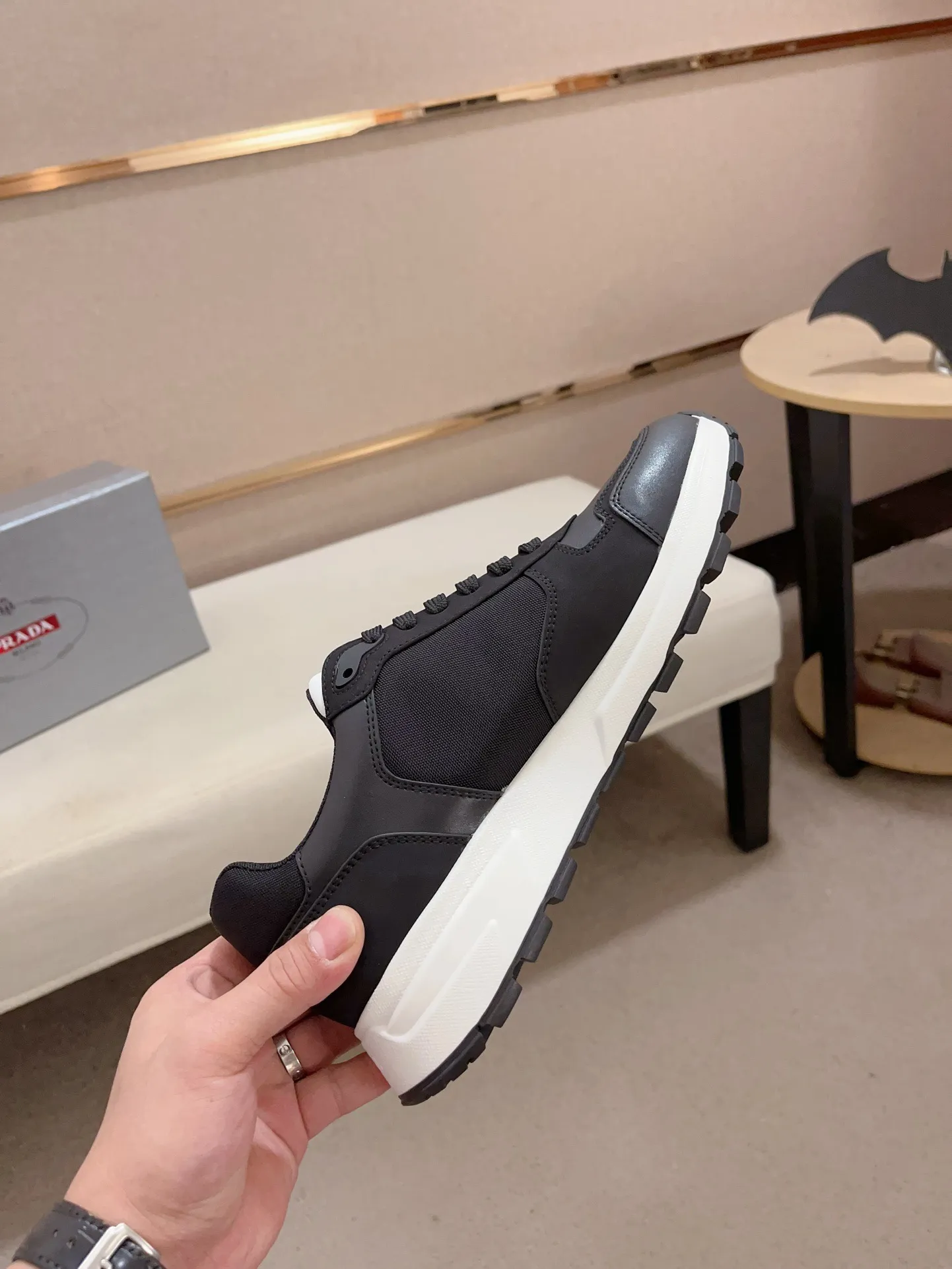Men's shoes 💰 560 💰 (high version) new Prada (Prada) high-tops are launched at the same time, new men's shoes, 😘fabrics are selected from waterproof technical cloth. First layer cowhide lining. 👍🏿Original molded anti-slip rubber outsole, with exquisite lines, simple and elegant, comfortable and high-end for leisure travel. Number of yards: 38 to 44. (Can be customized for 45.46.)